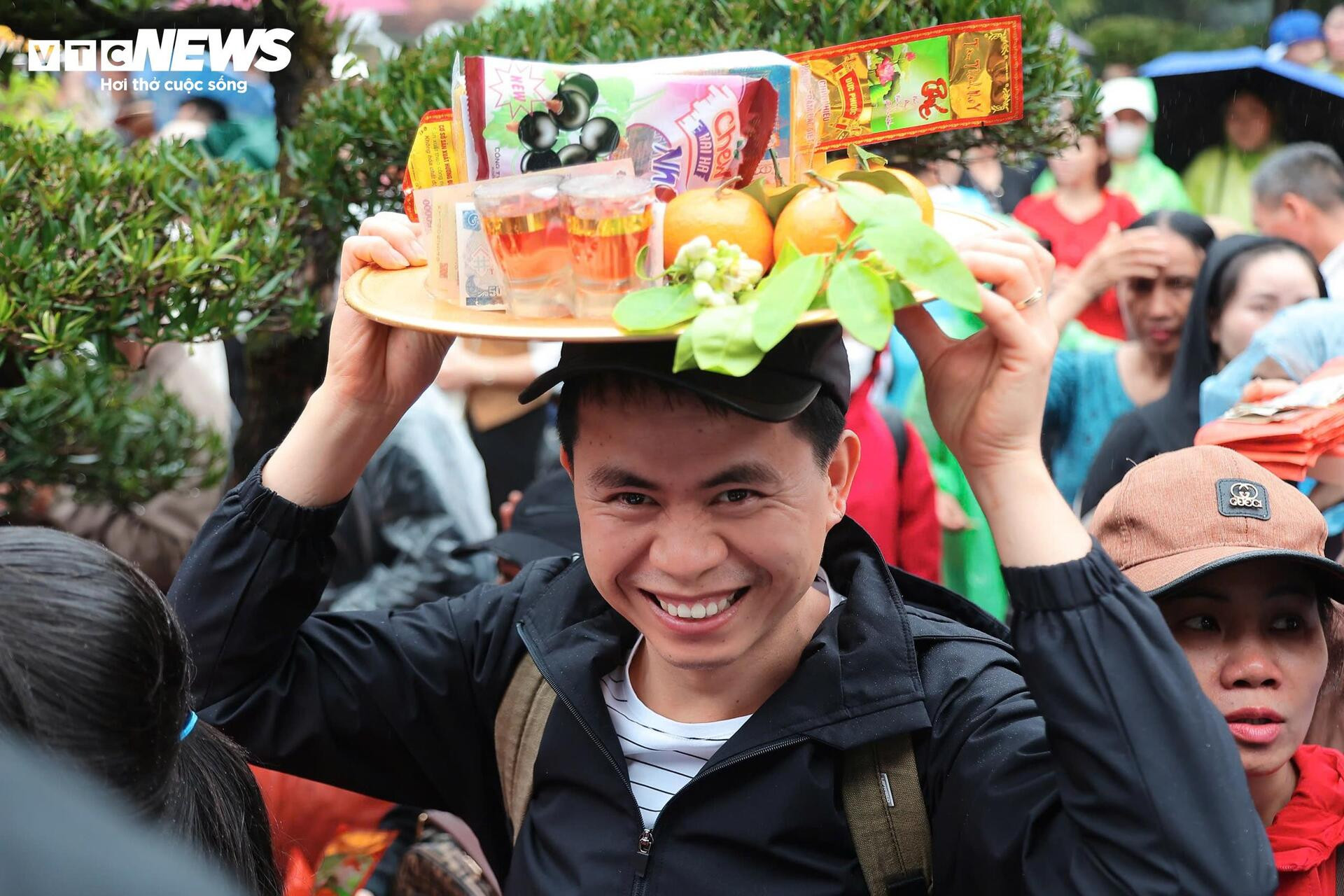 Mưa xuân nặng hạt, hàng vạn người vẫn đội mưa trẩy hội Chùa Hương - 8