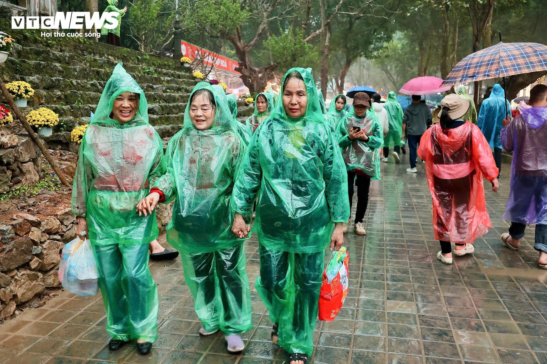 Mưa xuân nặng hạt, hàng vạn người vẫn đội mưa trẩy hội Chùa Hương - 9