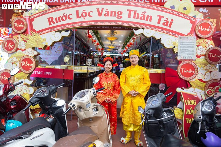 Cửa hàng vàng Hà Nội trang hoàng bắt mắt, chuẩn bị hốt bạc ngày vía thần Tài. (Ảnh: Minh Đức)