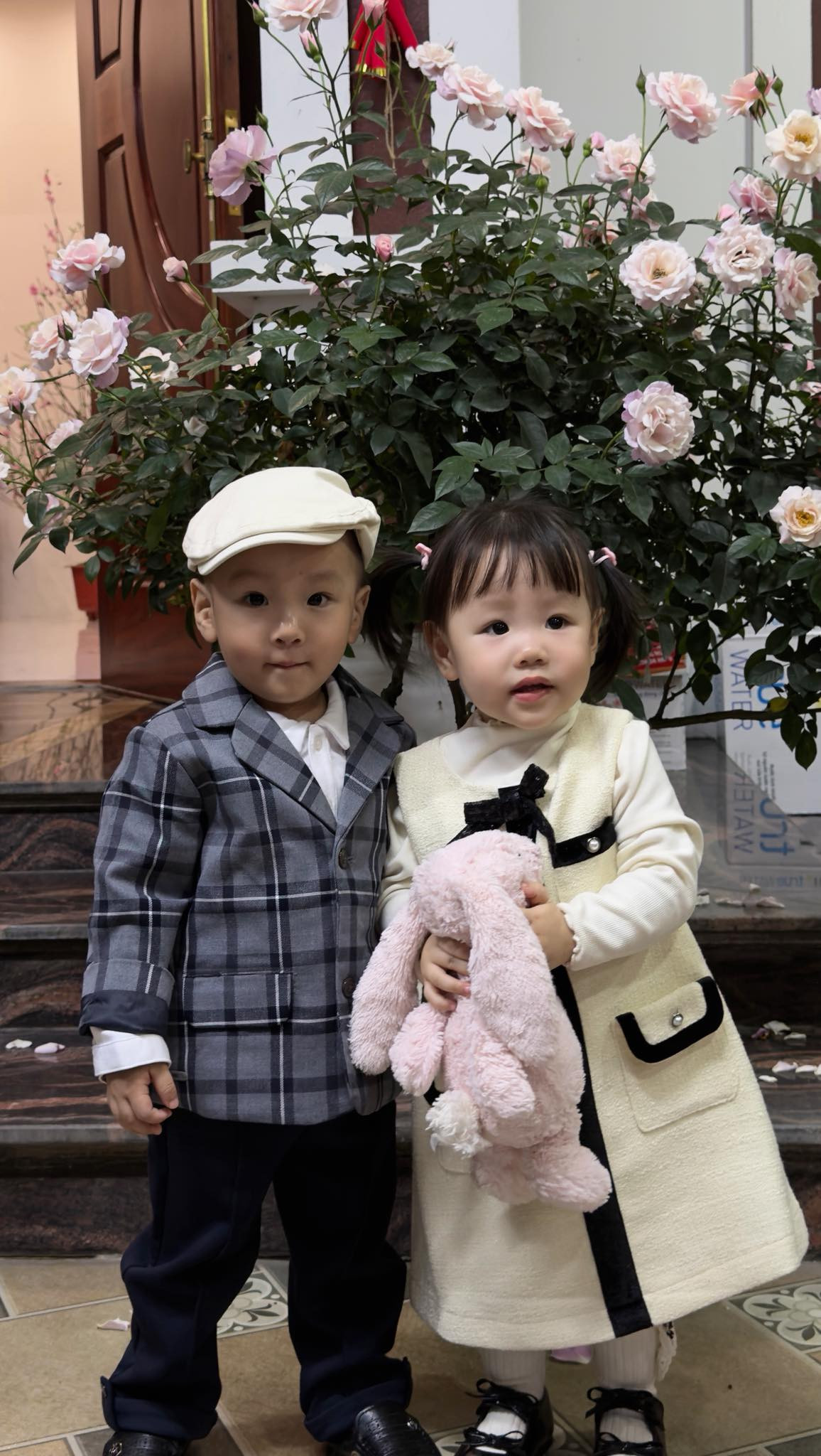 Phương Oanh đăng ảnh con chơi Tết, cặp song sinh 'chiếm sóng' mạng xã hội vì cực đáng yêu - Ảnh 1.