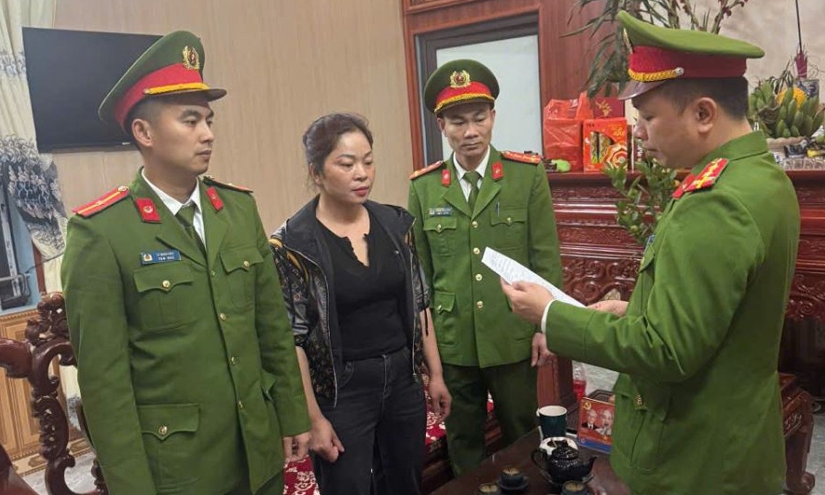 Công an thi hành lệnh bắt người bị giữ trong trường hợp khẩn cấp đối với Nguyễn Thị Mùi. (Ảnh: Công an Bắc Ninh)