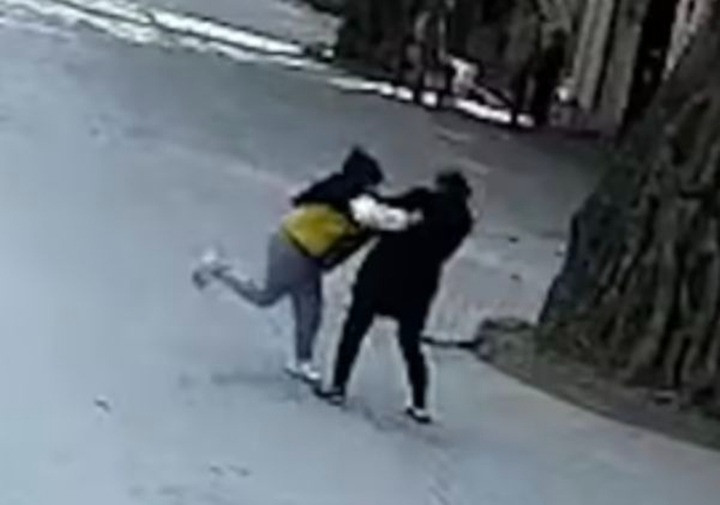 Bé trai đánh mẹ giữa đường vì chiếc điện thoại: Bi kịch lớn nhất của cha mẹ là nuôi dạy nên một đứa trẻ vô ơn - Ảnh 1.