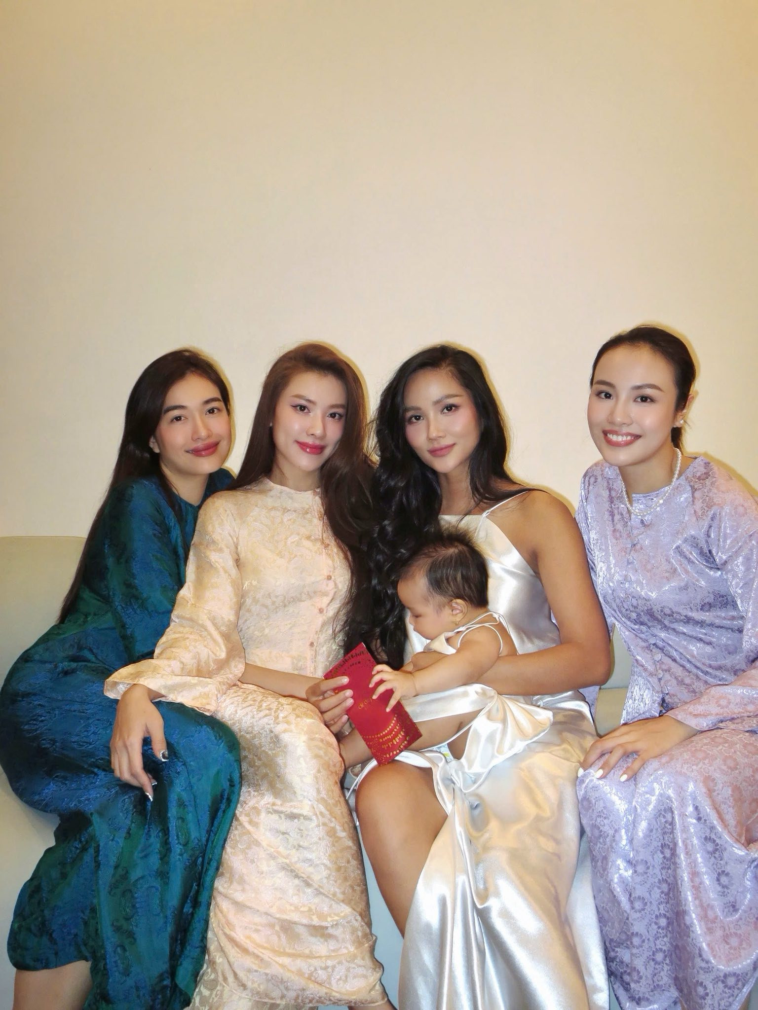 Con gái H'Hen Niê khiến Á hậu thủy tiên ' tan chảy ' trong khoảnh khắc ngọt ngào - Ảnh 1.