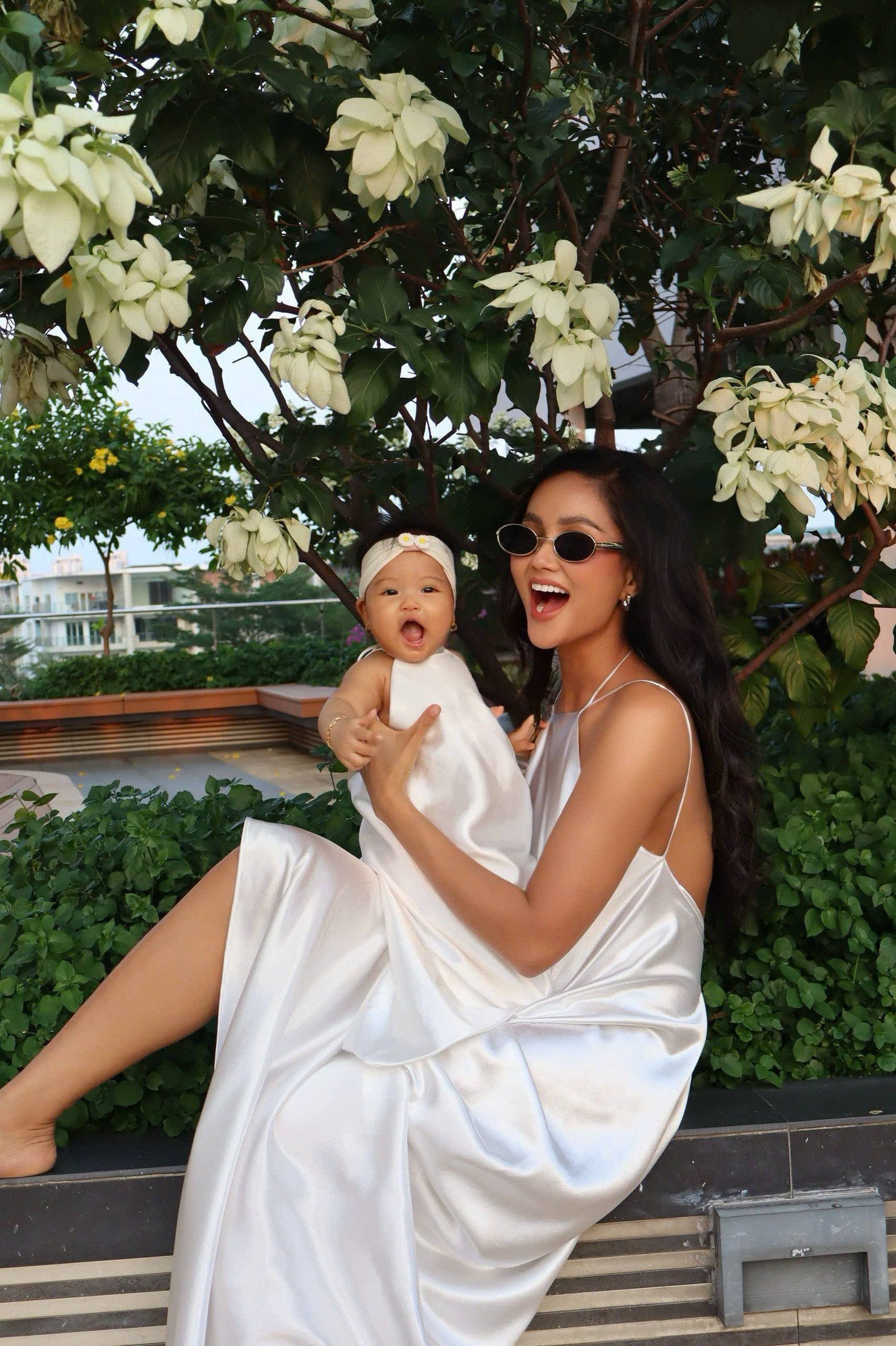 Con gái H'Hen Niê khiến Á hậu thủy tiên ' tan chảy ' trong khoảnh khắc ngọt ngào - Ảnh 2.