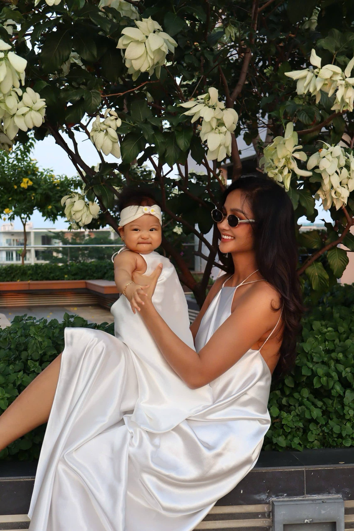 Con gái H'Hen Niê khiến Á hậu thủy tiên ' tan chảy ' trong khoảnh khắc ngọt ngào - Ảnh 3.