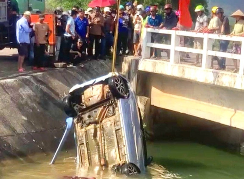 Ô tô lao xuống kênh 1.jpg