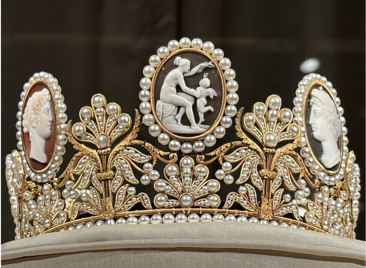 Vương miện. Ảnh: thecourtjeweller