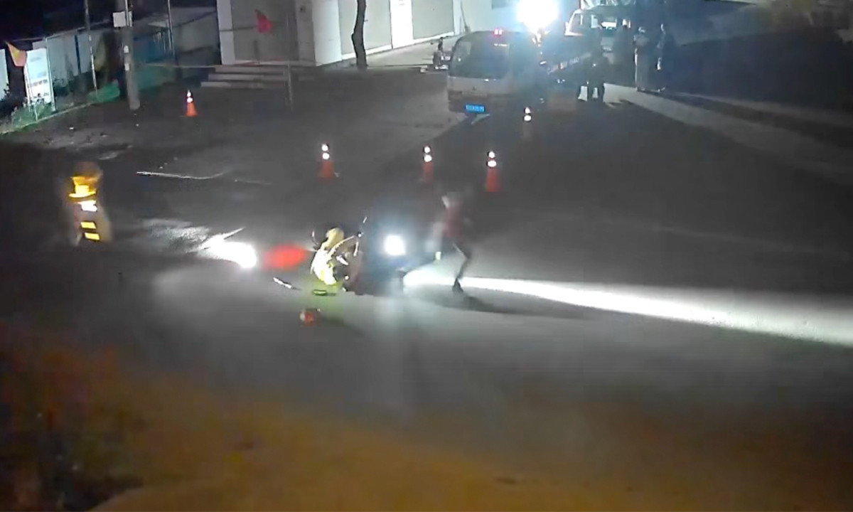 Nghi can mang theo 6 quả pháo tự chế, tông thẳng vào cảnh sát giao thông để bỏ chạy. (Ảnh: Cắt từ video)