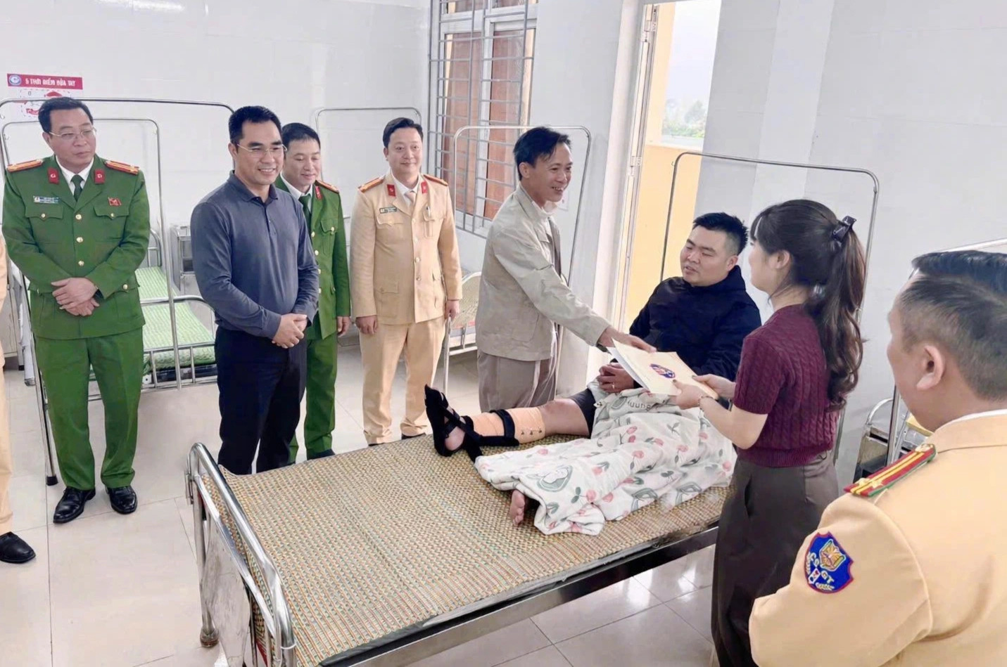 Lãnh đạo Công an tỉnh Phú Thọ thăm hỏi, động viên Đại úy Lê Đăng Hùng bị thương trong quá trình làm nhiệm vụ. (Ảnh: Công an Phú Thọ)