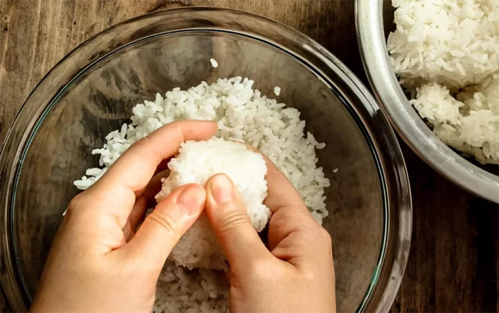 Cơm chứa nhiều tinh bột, khi phân hủy sẽ cung cấp carbohydrate và các chất dinh dưỡng khác cho vi sinh vật trong đất. (Ảnh: Pupswithchopsticks)