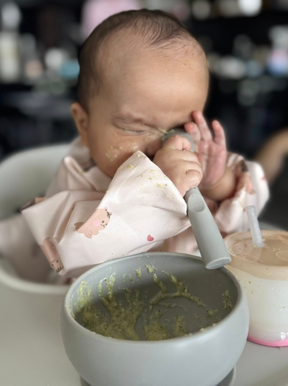 Ngô Thanh Vân 'phản pháo' khi con gái 3 tháng tuổi bước vào quá trình ăn dặm - Ảnh 1