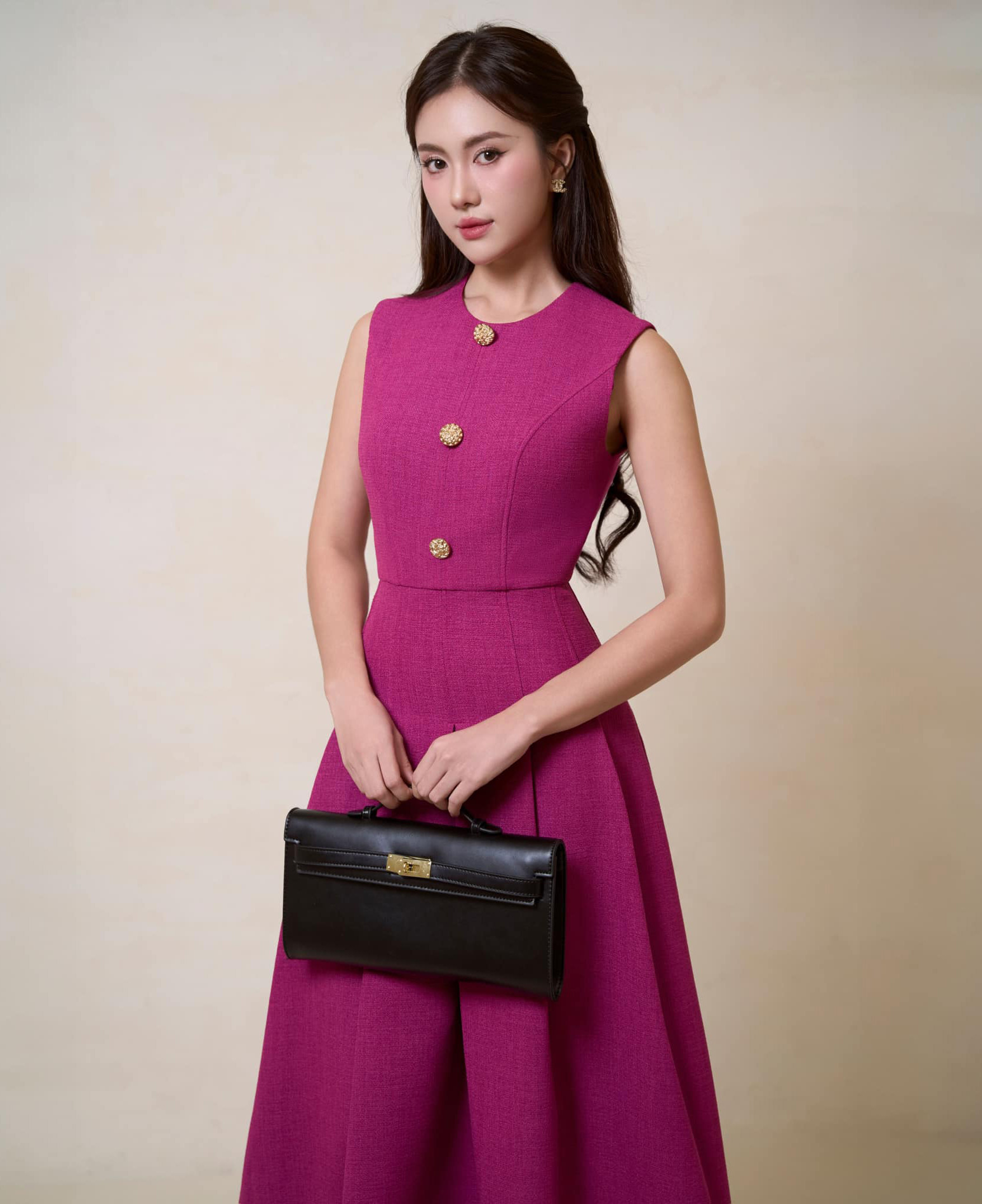 Những mẫu Thời trang du Xuân ấn tượng cho ngày Tết thêm rực rỡ - Ảnh 2.