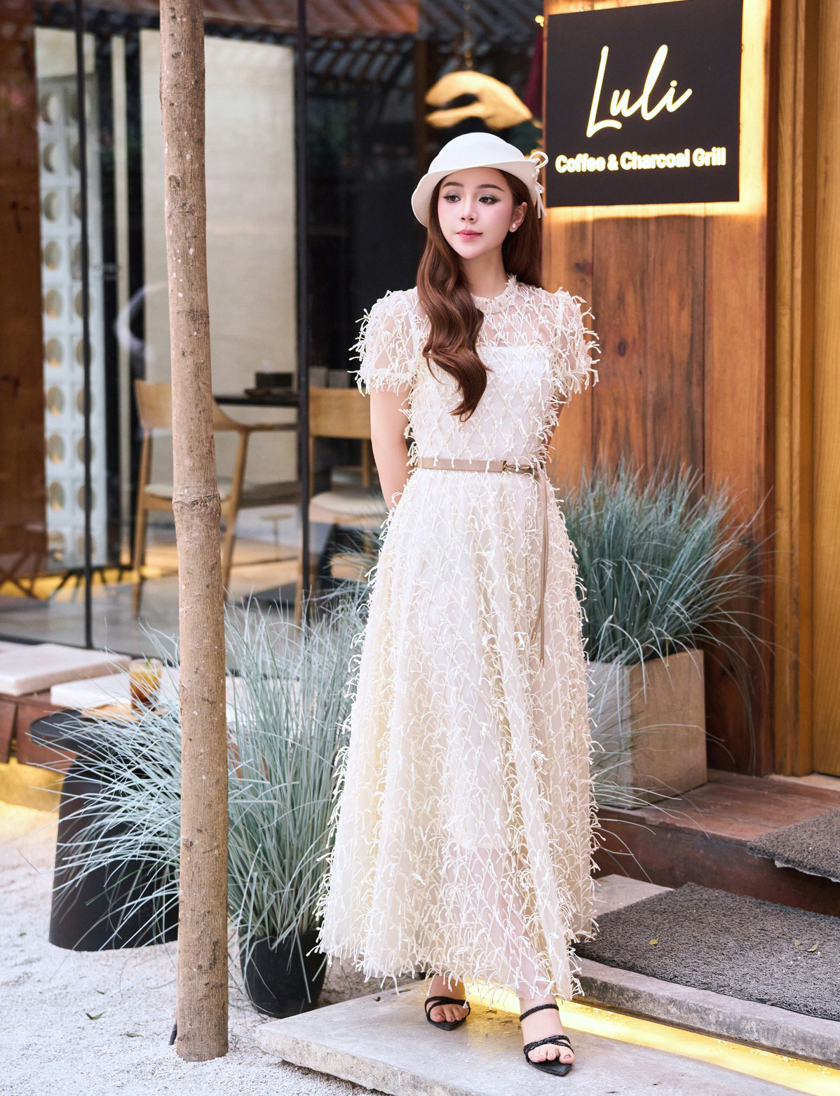 Những mẫu Thời trang du Xuân ấn tượng cho ngày Tết thêm rực rỡ - Ảnh 1.