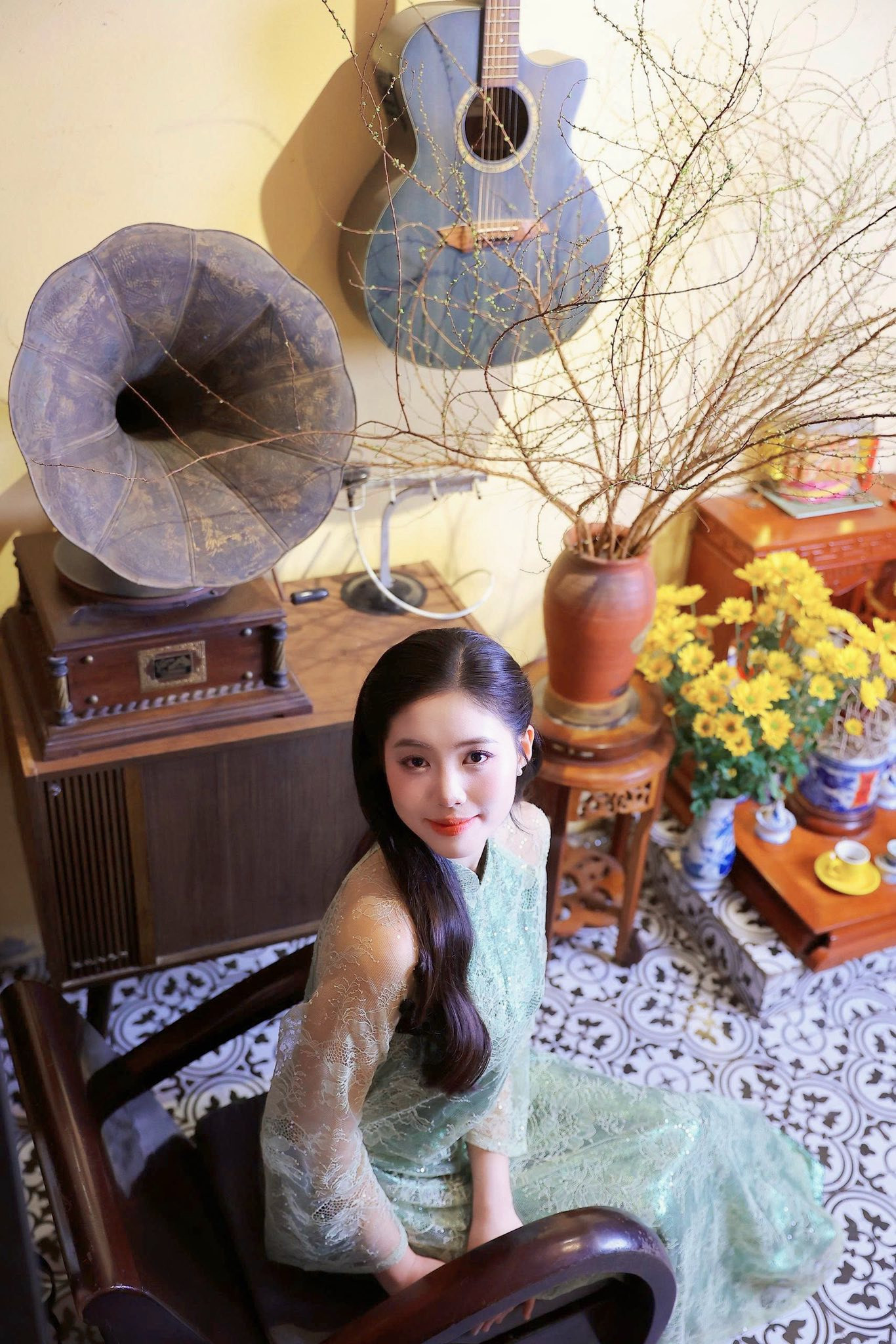 Nữ Thiếu úy là Á hậu Việt Nam gây chú ý trong ngày đầu năm mới插图3 Nữ thiếu úy là Á hậu Việt Nam gây chú ý - Ảnh 5.