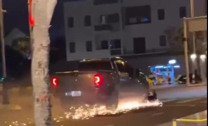 Tạm giữ tài xế xe bán tải kéo lê xe máy làm một người tử vong ở Lâm Đồng插图 Xe bán tải kéo lê xe máy trên đường khiến 1 người chết. Ảnh: Cắt từ video.