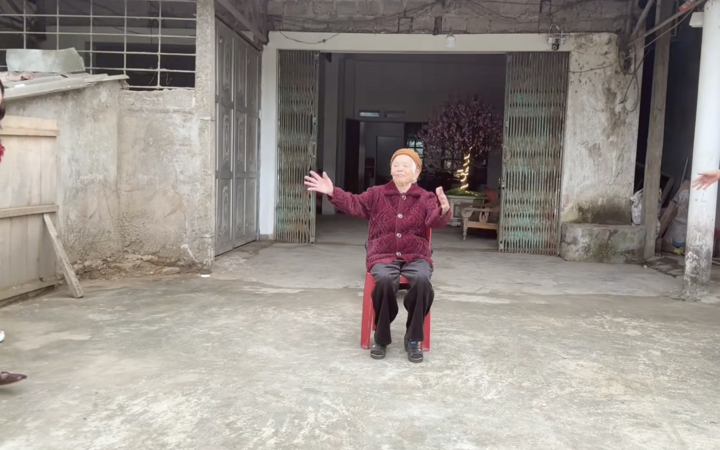 Trend 'chạy vào ôm ông bà' gây sốt mạng đầu năm mới Bính Ngọ - 2