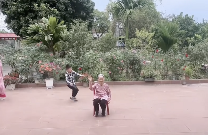 Trend 'chạy vào ôm ông bà' gây sốt mạng đầu năm mới Bính Ngọ - 4