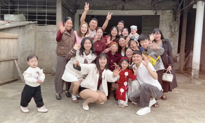 Trend 'chạy vào ôm ông bà' gây sốt mạng đầu năm mới Bính Ngọ - 3