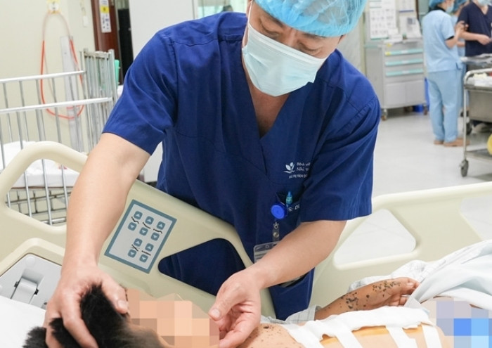 TS.BS Đặng Ánh Dương – Trưởng khoa Điều trị Tích cực Ngoại khoa thăm khám cho bệnh nhi. (Ảnh: BVCC)