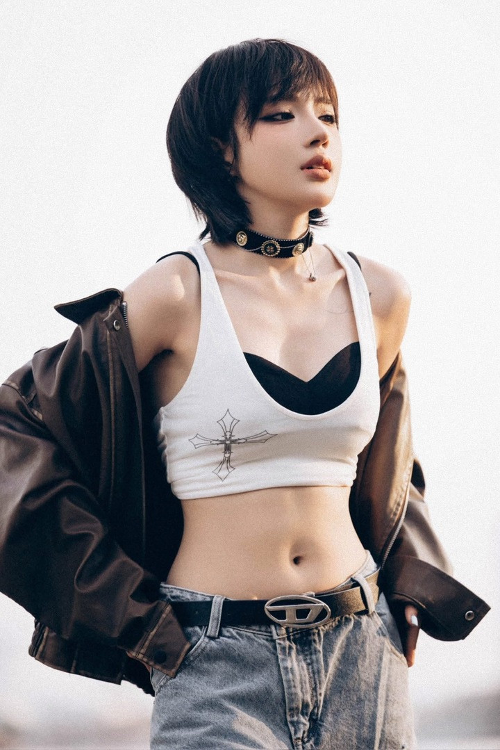 LyLy xuất hiện trong phim với mái tóc ngắn và phong cách thời trang cá tính