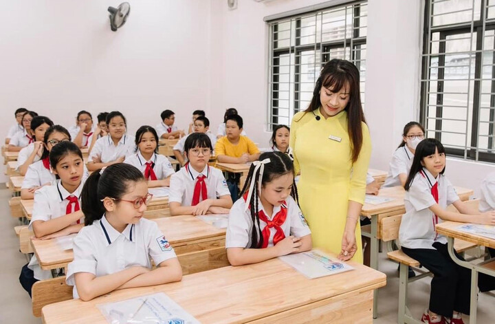 Theo quy định của Bộ GD&ĐT, tiền lương 1 tiết dạy thêm của nhà giáo được tính bằng tiền lương 1 tiết dạy x 150%.