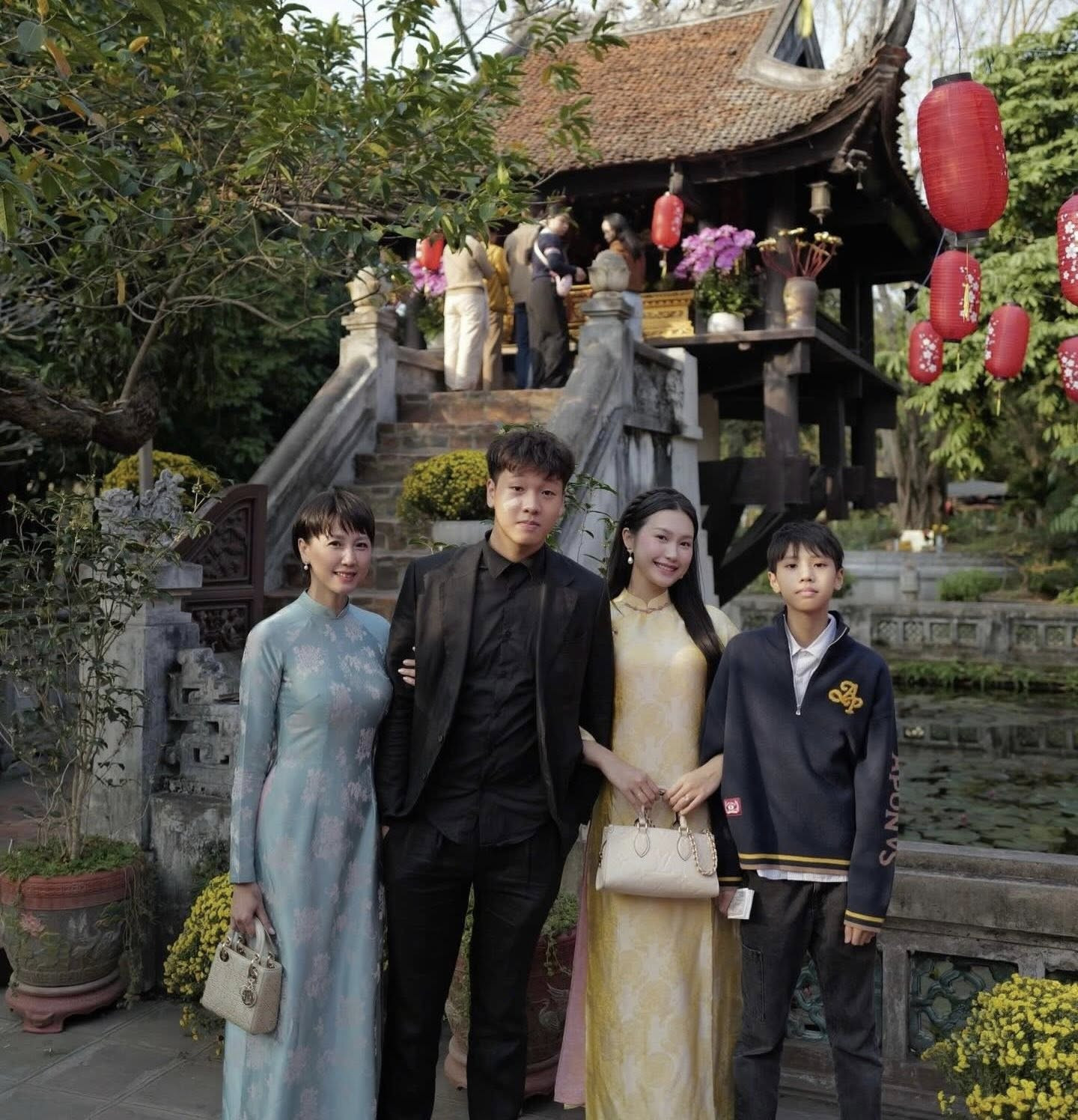 Mẹ vợ Đoàn Văn Hậu thu hút sự chú ý với Vẻ đẹp trẻ trung và phong thái tự tin - Ảnh 1.