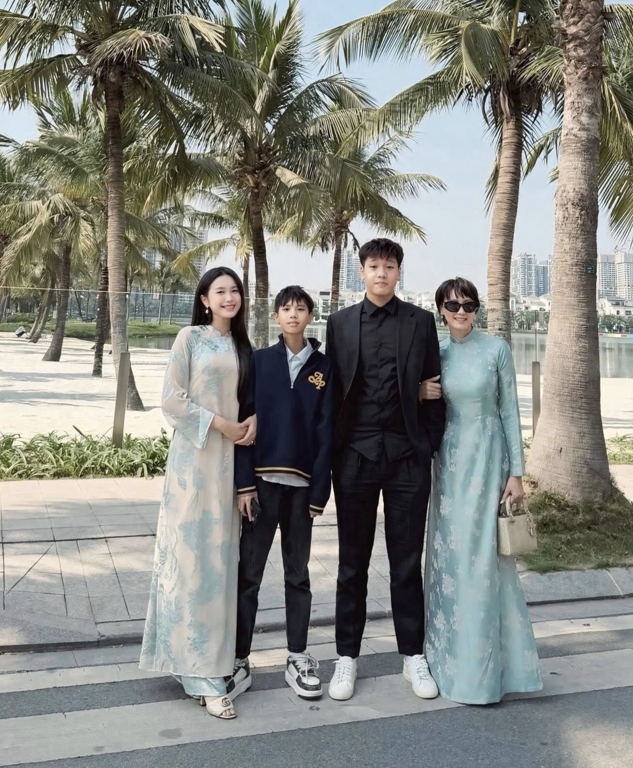 Mẹ vợ Đoàn Văn Hậu thu hút sự chú ý với Vẻ đẹp trẻ trung và phong thái tự tin - Ảnh 2.