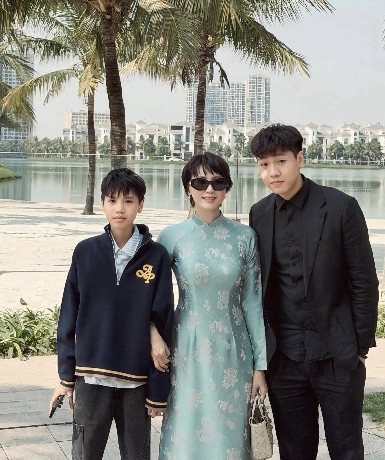 Mẹ vợ Đoàn Văn Hậu thu hút sự chú ý với Vẻ đẹp trẻ trung và phong thái tự tin - Ảnh 3.