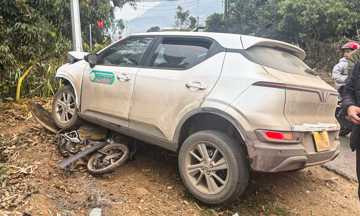 Xúc động cảnh hàng nghìn học sinh nghiêng mình tiễn biệt thầy hiệu trưởng插图2 Xúc động cảnh hàng nghìn học sinh nghiêng mình tiễn biệt thầy hiệu trưởng插图2