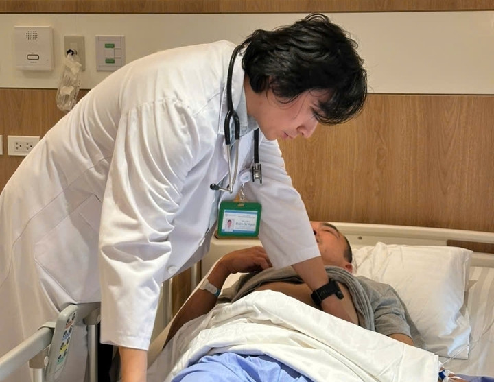 Bác sĩ Mạnh kiểm tra sức khoẻ người bệnh. (Ảnh: BSCC)