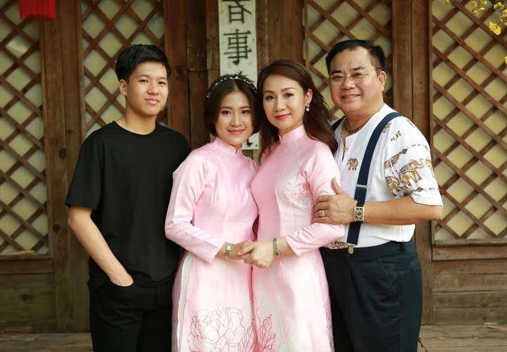 Vợ chồng NSND Quốc Trượng và hai con.