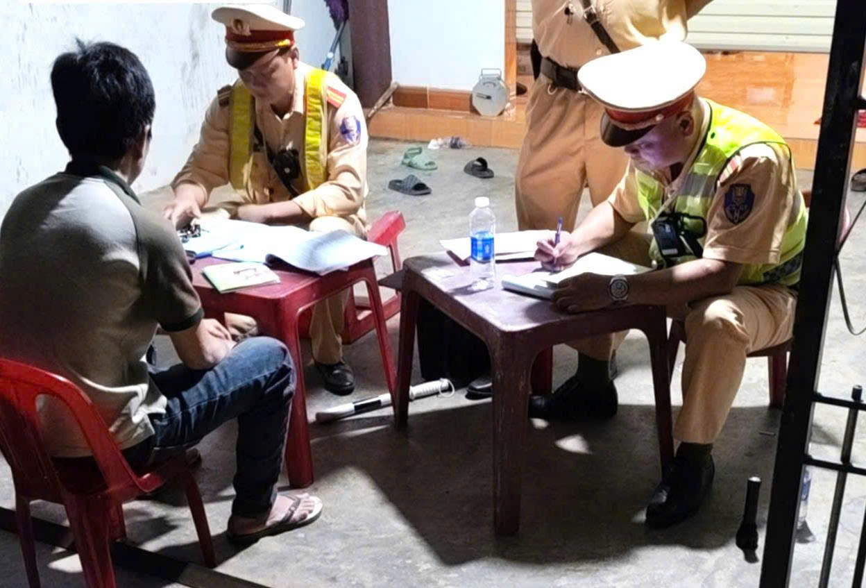 'Nhồi' 61 người trên xe khách 25 chỗ, tài xế và chủ xe bị phạt hơn 200 triệu đồng插图 z7563528365694_1ae8a87fb82025818bb2a13070731166.jpg