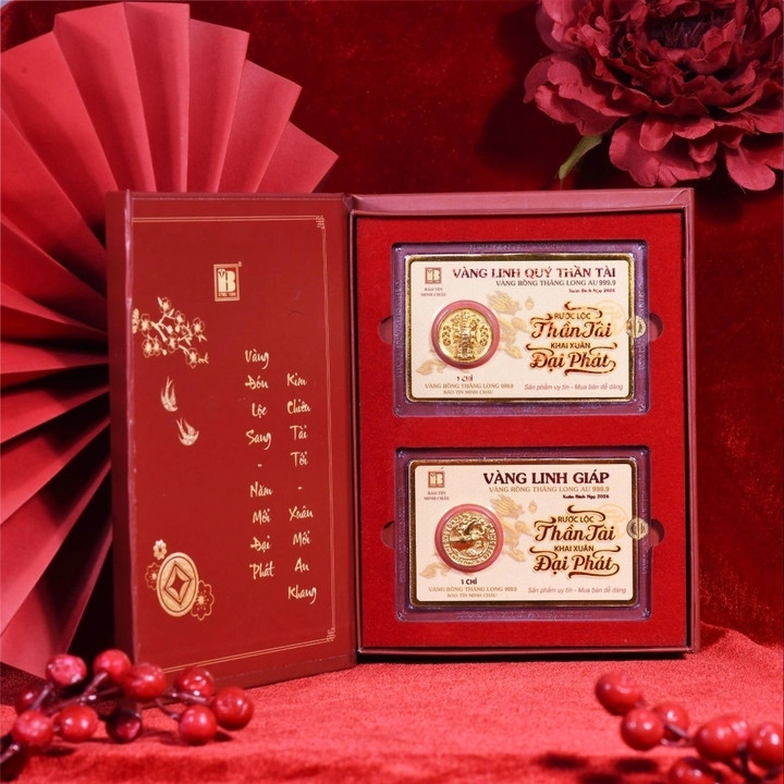 Dịp vía thần Tài 2026, Bảo Tín Minh Châu giới thiệu sản phẩm vỉ vàng Linh giáp, Linh quý thần Tài được chế tác từ Vàng Rồng Thăng Long 999.9 (vàng 24K), gửi gắm mong muốn sự hanh thông trong công việc, kinh doanh. (Ảnh: Bảo Tín Minh Châu)