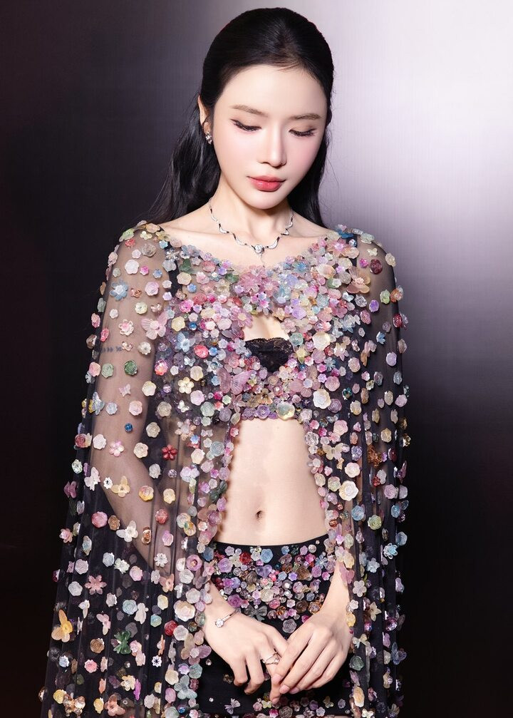 Trong phim, LyLy vào vai Hải Linh – một MC nổi tiếng với talkshow “Chị Bờ Vai”, có hôn nhân hạnh phúc và cuộc sống giàu có. Bi kịch bắt đầu khi cô nghi ngờ chồng ngoại tình, kéo theo hành trình sụp đổ nội tâm phía sau vẻ ngoài hoàn hảo.