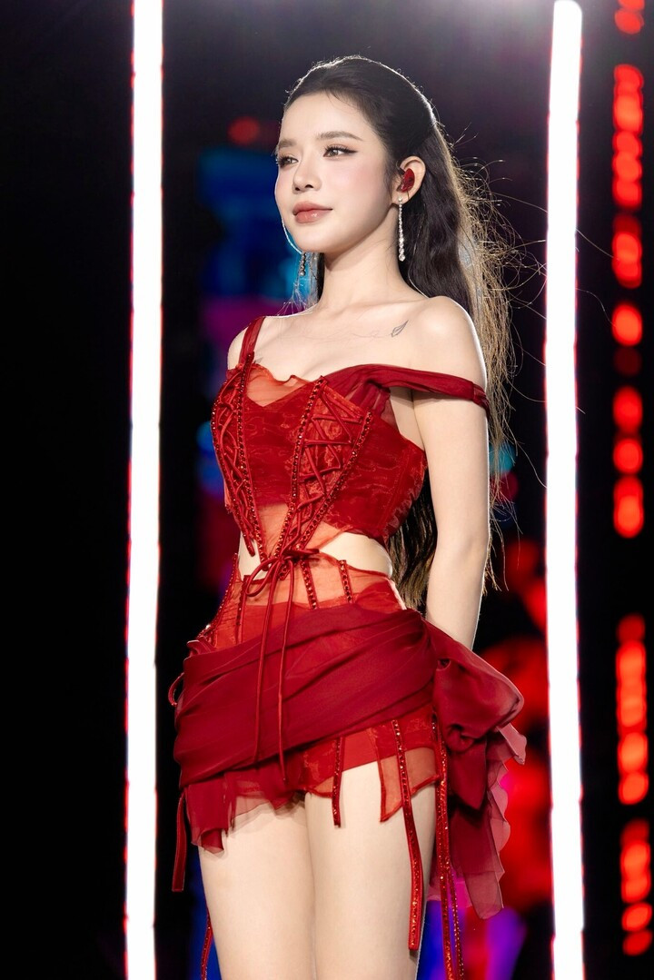 Nhiều khán giả ưu ái gọi cô là “ca sĩ đẹp như AI” vì vẻ ngoài trong trẻo, ít khuyết điểm.