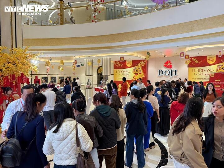 Sợ hết vàng ngày vía thần Tài, cửa hàng giới hạn lượng mua插图 Khách hàng tập trung đông đúc tại Doji để tham quan và mua vàng đầu năm.