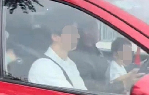 Tài xế ô tô vừa lái xe vừa bế trẻ con trong lòng bị xử phạt插图2 Tài xế ô tô vừa lái xe vừa bế trẻ con trong lòng bị xử phạt插图2