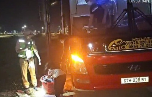 'Nhồi' 61 người trên xe khách 25 chỗ, tài xế và chủ xe bị phạt hơn 200 triệu đồng插图1 'Nhồi' 61 người trên xe khách 25 chỗ, tài xế và chủ xe bị phạt hơn 200 triệu đồng插图1