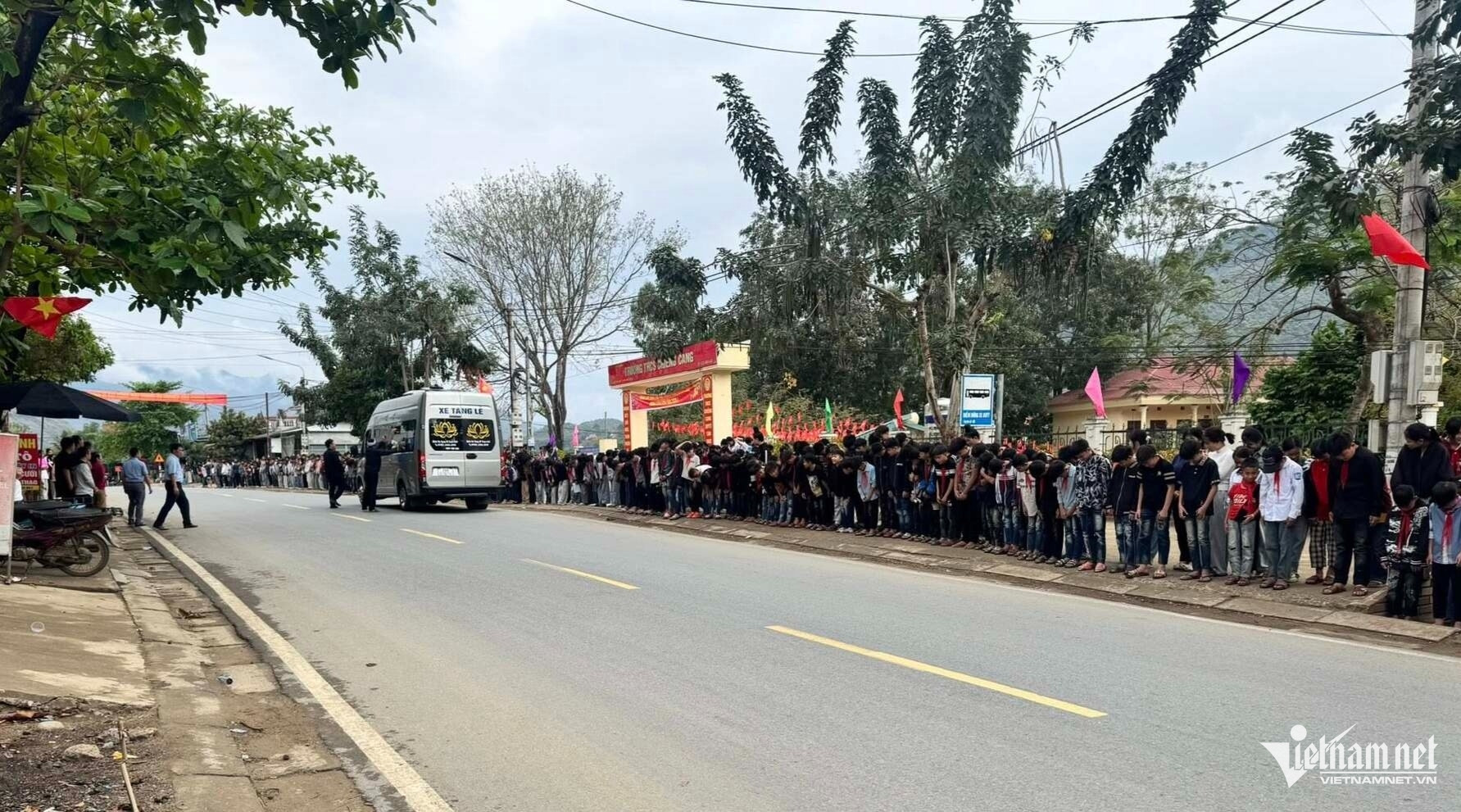 Xúc động cảnh hàng nghìn học sinh nghiêng mình tiễn biệt thầy hiệu trưởng插图1 W-641313521_3247782118716913_3171047211414403859_n.jpg