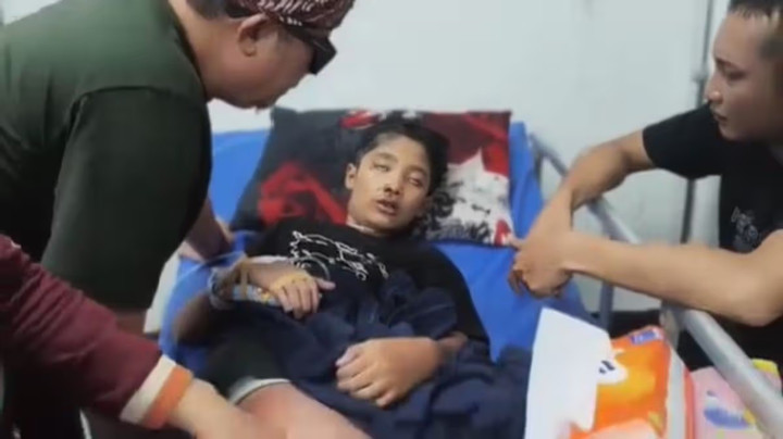 Từ giường bệnh, Nizam Syafei được yêu cầu chỉ ra người đã hành hung mình. (Ảnh: Newsflash).