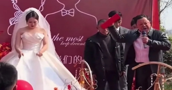 Cô dâu lái xe mui trần, đem sinh lễ khủng đến cầu hôn chú rể gây bão mạng插图2