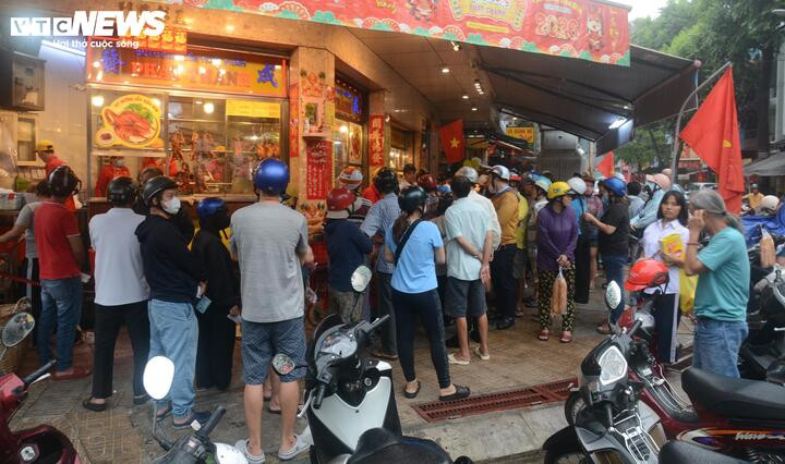 Đến khoảng 11h, lượng khách đã bắt đầu thưa dần. (Ảnh: Đại Việt)