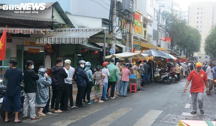 Sáng nay 26/2 (ngày mùng 10 tháng Giêng), người dân đến phố Bùi Hữu Nghĩa, Phan Văn Trị để xếp hàng từ sớm.