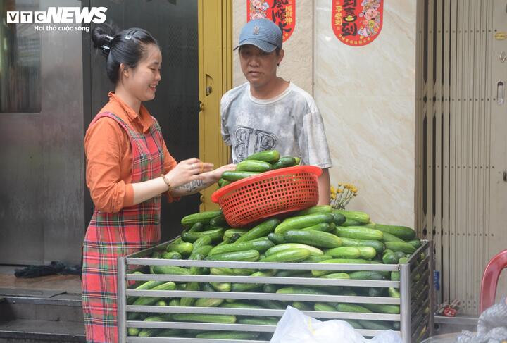 Cả trăm ký dưa leo rửa sạch, sẵn sàng cho khách mua heo quay, vịt quay.