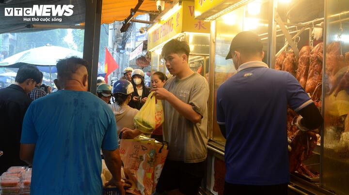 Bên trong, các nhân viên liên tục lên đơn giao cho khách.