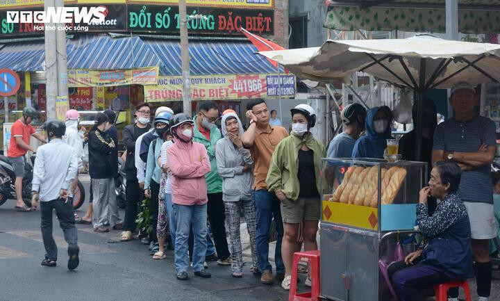 Ai cũng kiên nhẫn chờ đến lượt.