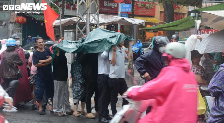 Sáng nay, TP.HCM xuất hiện mưa trái mùa, khiến việc mua bán có phần bị ảnh hưởng.