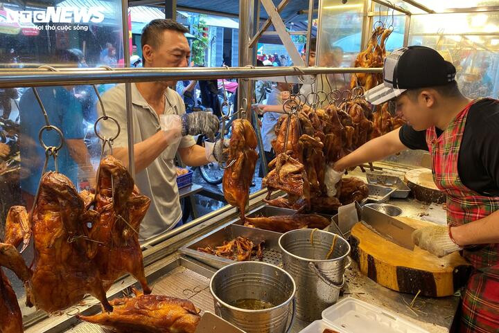 Bên trong quầy vịt quay, các nhân viên liên tay chặt vịt để phục vụ khách.