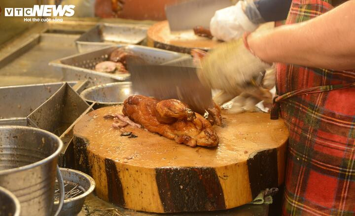 Giá vịt quay trong ngày vía Thần Tài vẫn bằng giá ngày thường, 350.000 đồng/con, giá heo quay là 400.000 đồng/kg.