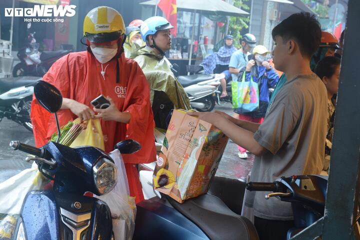 Chị Thúy Hạnh, ngụ đường An Dương Vương (phường An Đông), mua 790.000 đồng vịt quay và heo quay.